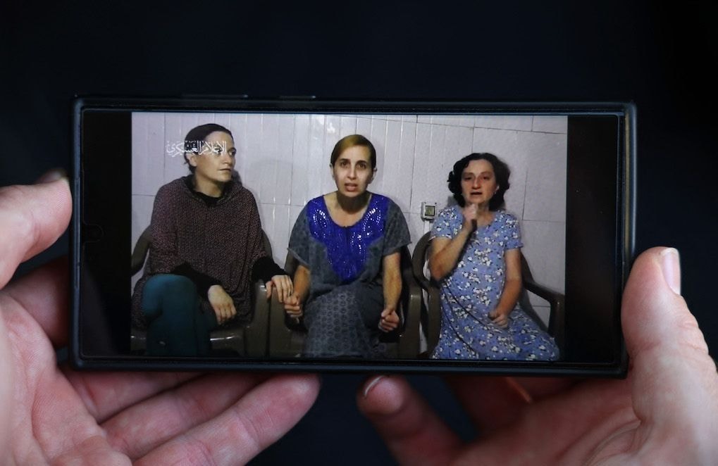 Le Hamas diffuse une vidéo de trois otages israéliennes, que sait-on de la situation ?