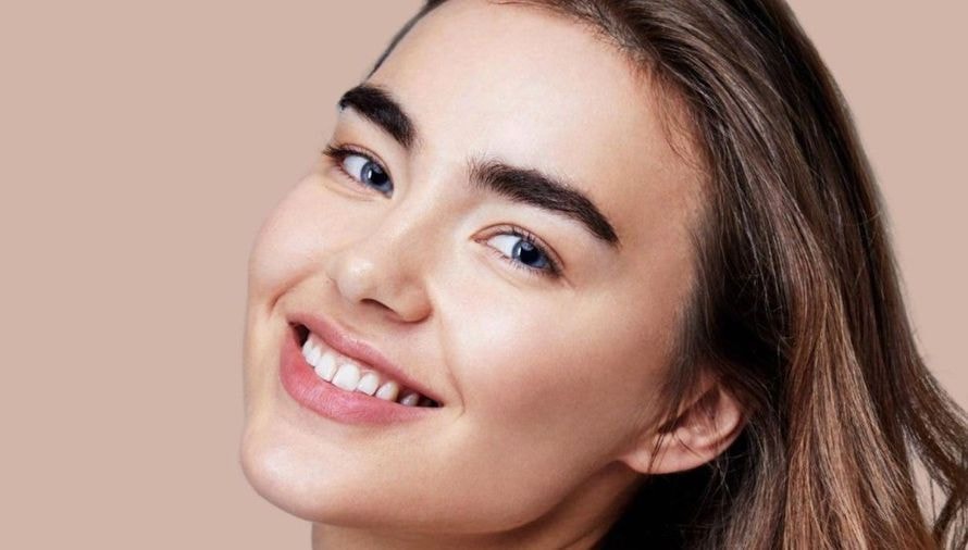 Maquillage : cette technologie qui lisse la peau empêche l’anti-cernes de filer dans les ridules
