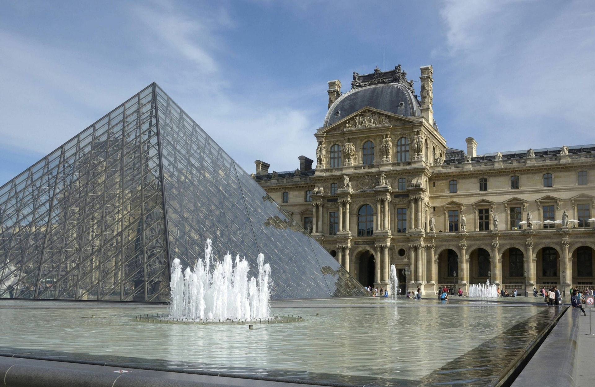 Paris : la pyramide du Louvre aspergée de peinture par des militants écologistes