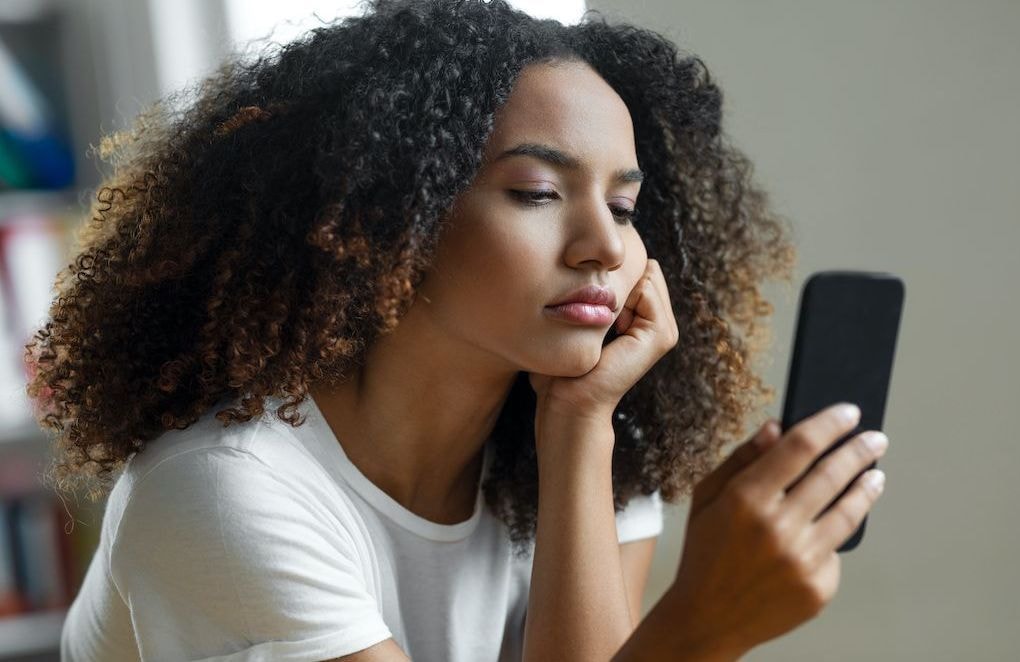 Relation toxique : qu’est-ce que le « R-bombing », cette nouvelle forme de ghosting ?