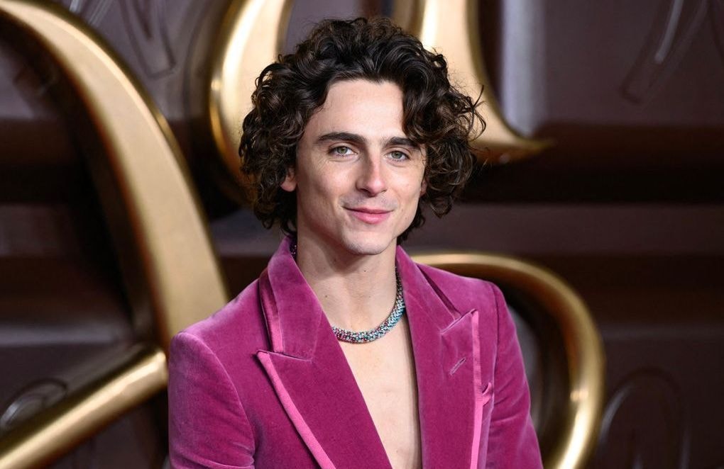 À l’avant-première de « Wonka », Timothée Chalamet portait un collier fait spécialement pour lui