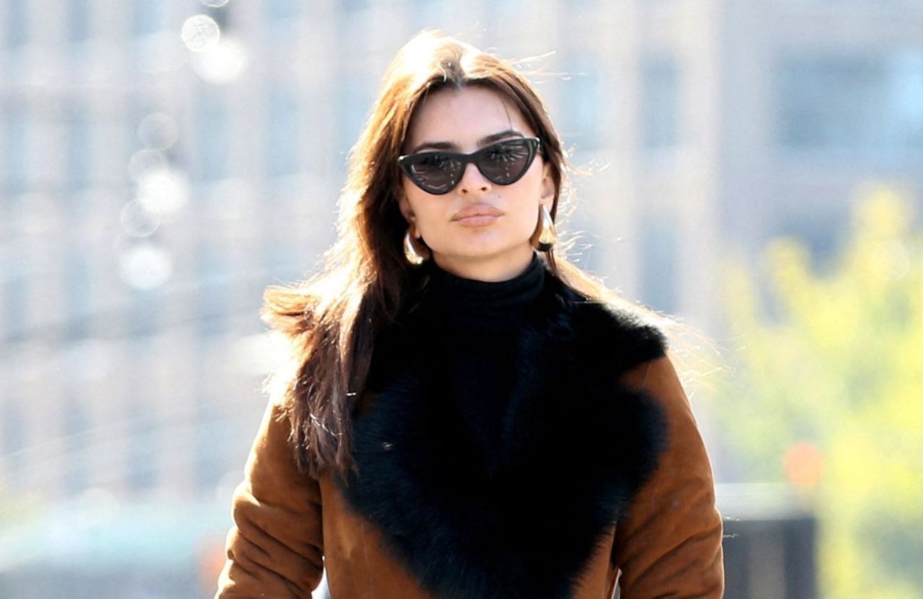 Emily Ratajkowski : son look quiet luxury en pull Mango à moins de 60 euros nous inspire