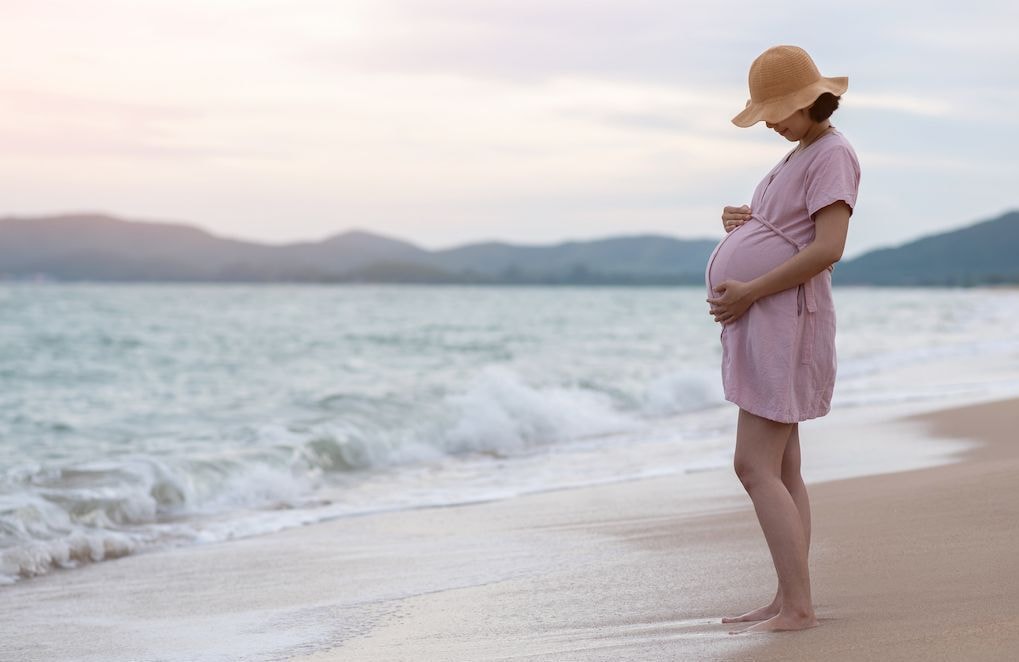 Femmes enceintes : qu’est-ce que le birth tourism, ce « privilège blanc » qui fait débat ?