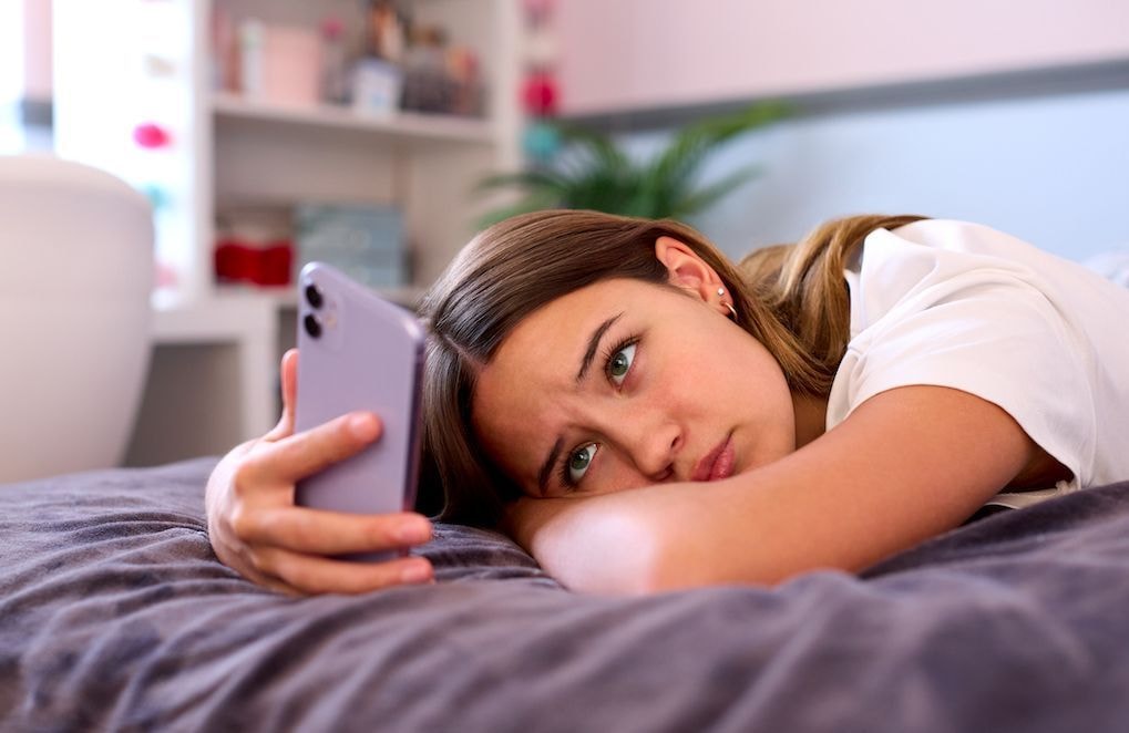 Internet expose à des risques d’anxiété plus accrus chez les filles que les garçons