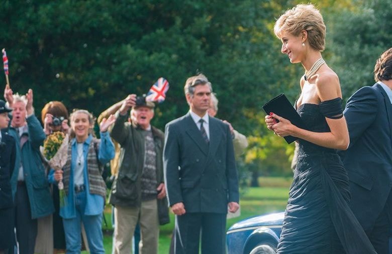 La revenge dress et la bague de fiançailles de Lady Diana dans « The Crown » en vente aux enchères