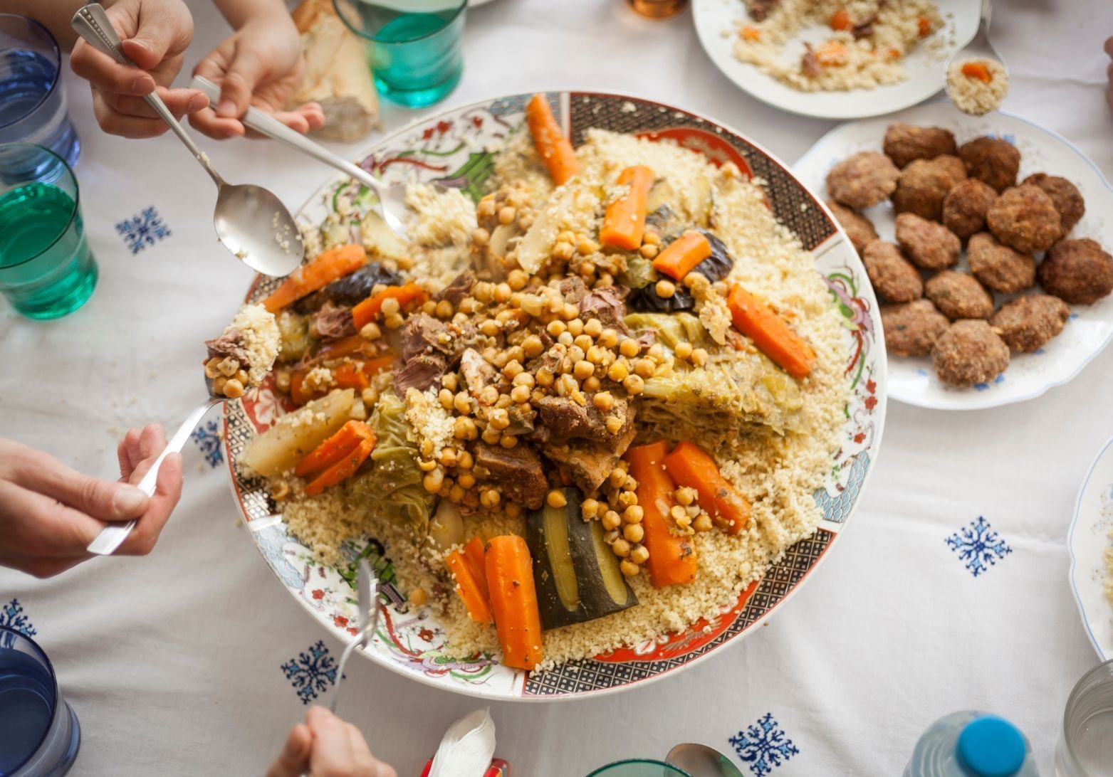 Comment faire le couscous royal maison, l’une des recettes préférées des Français