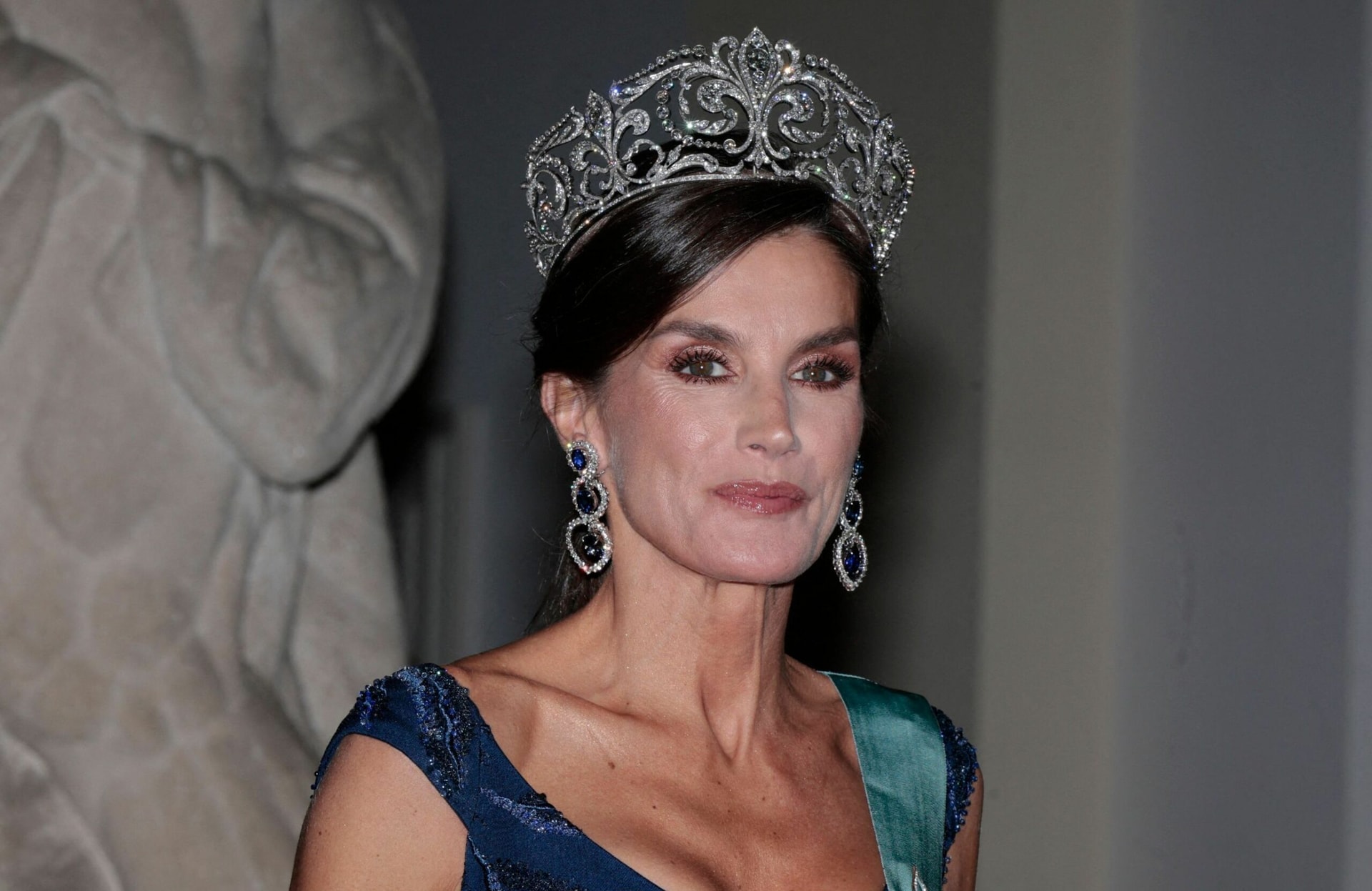 Letizia d’Espagne ose la couleur phare de l’automne sur un total look élégant