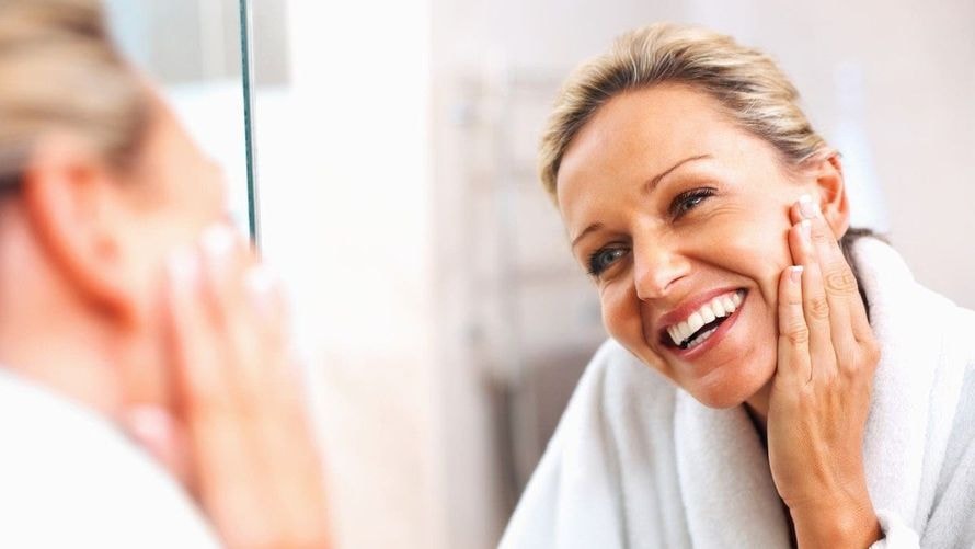 Peau mature et imperfections : ces soins anti-âge traitent aussi l’acné adulte