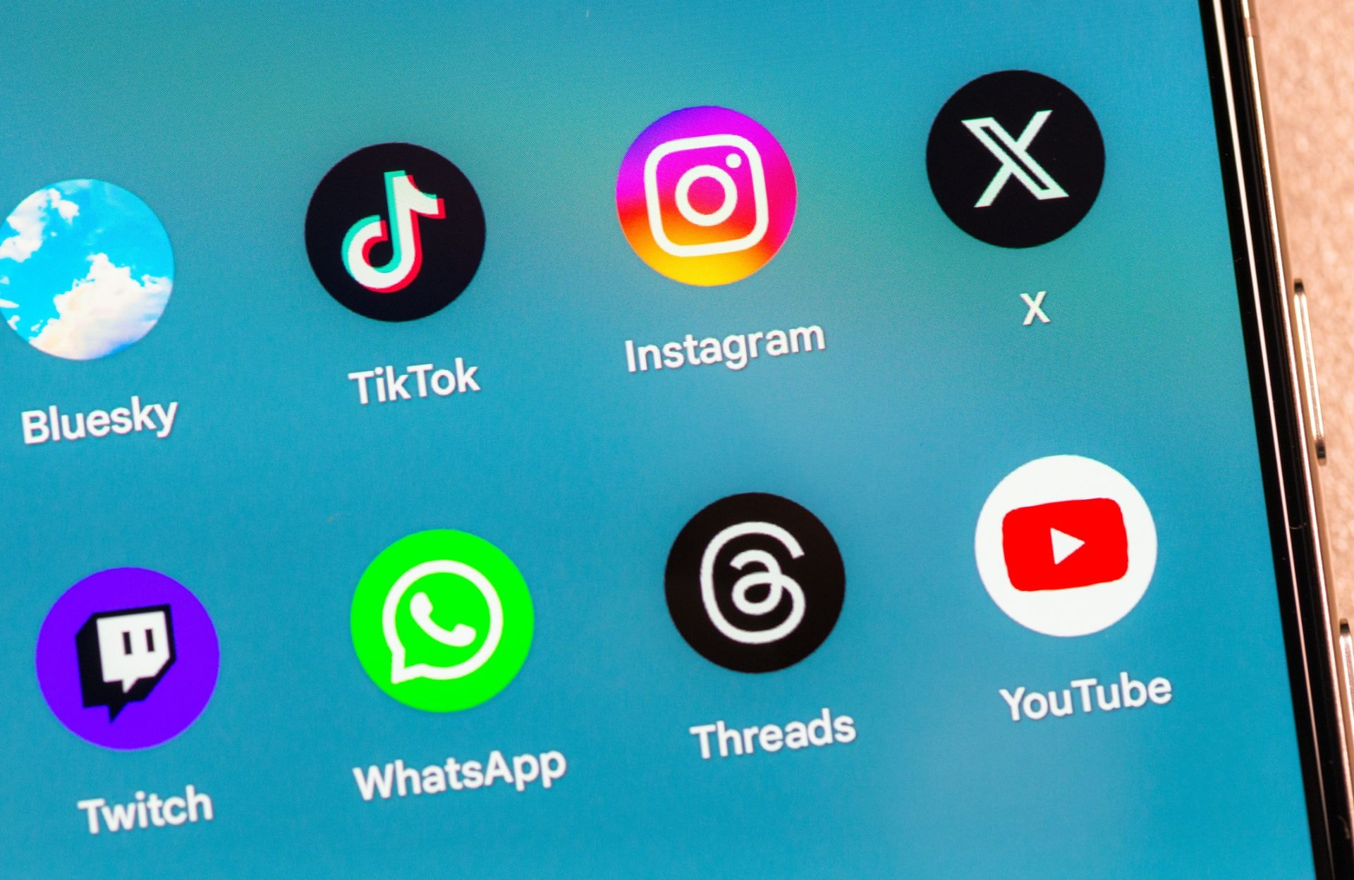 Violences numériques : Instagram et TikTok veulent faciliter l’appel au 3018 sur leur application
