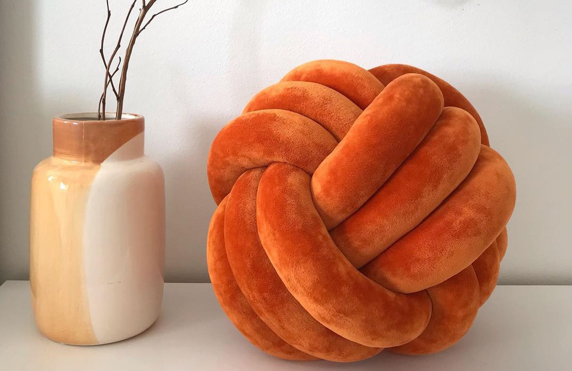 Confectionner un coussin nœud avec un plaid en un rien de temps