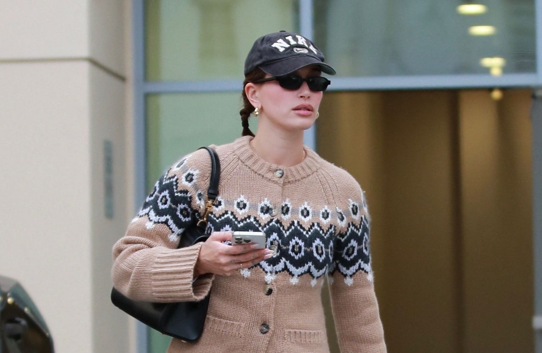 Hailey Bieber dépoussière le gilet jacquard de Noël et parvient à le rendre cool