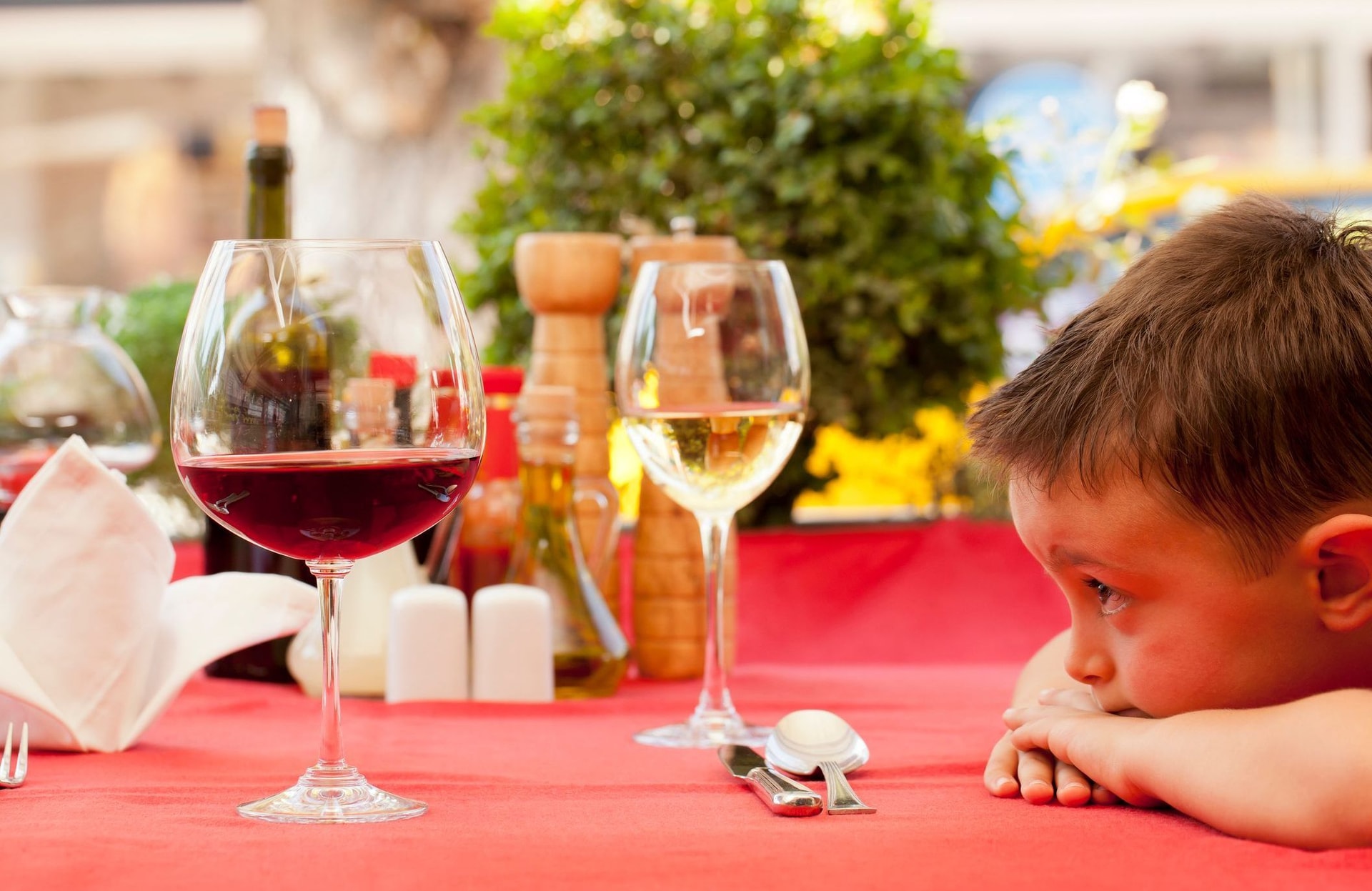 Pour un parent sur deux, « ce n’est pas si grave si un mineur goûte de l’alcool pendant les fêtes »
