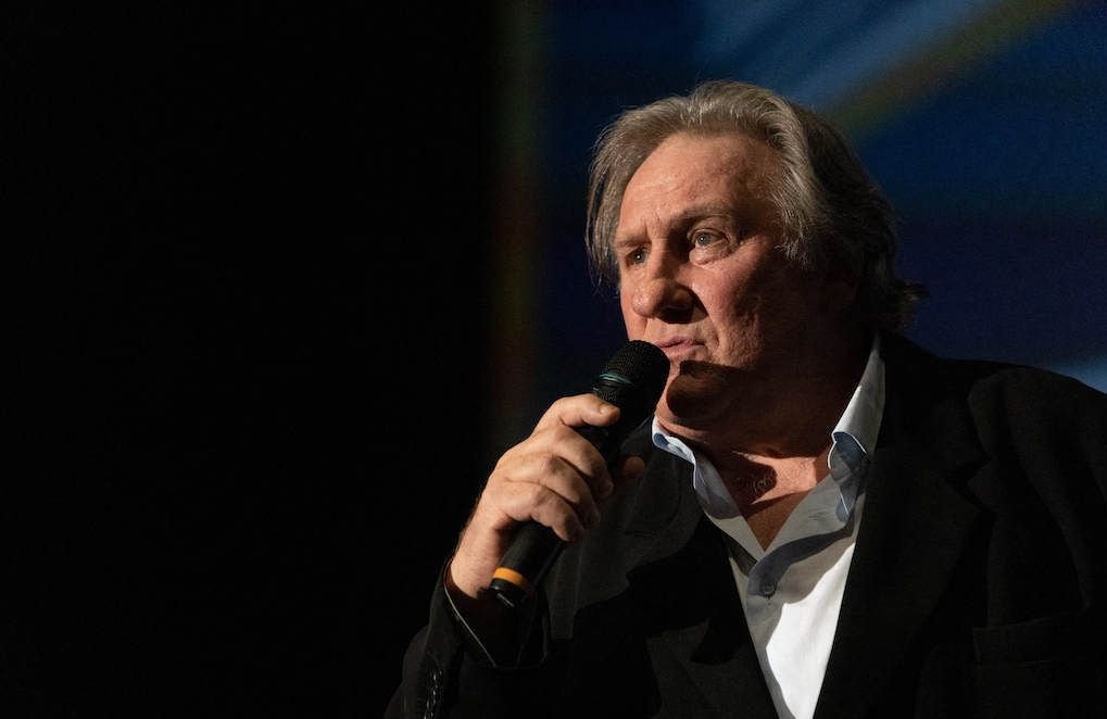 « Prend une photo pendant que je lui touche le cul », cette vidéo accablante de « Complément d’enquête » sur Gérard Depardieu
