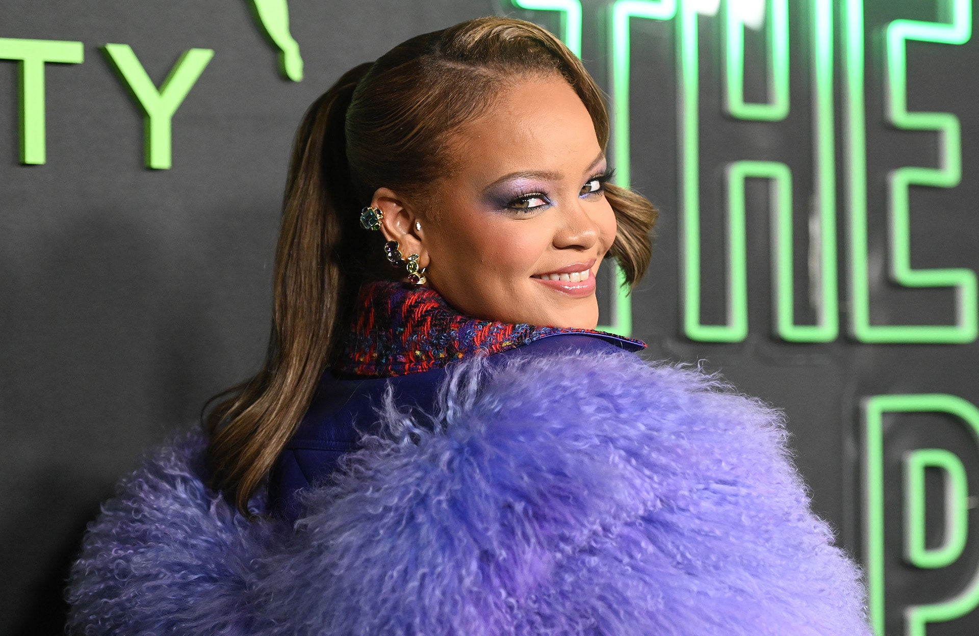 Rihanna fait sensation en arborant ses propres sneakers signées Fenty x Puma