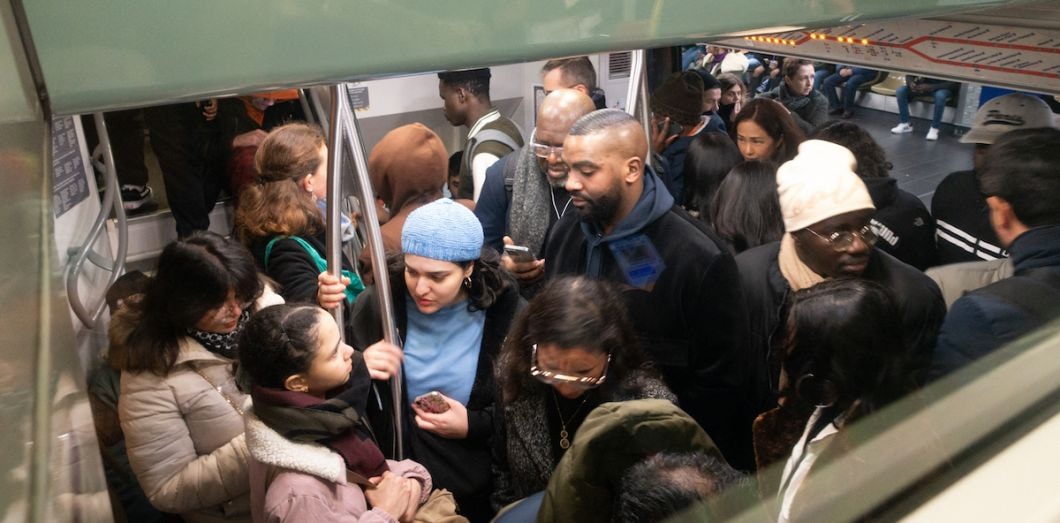 Parler fort au téléphone dans les transports, le fléau de notre époque