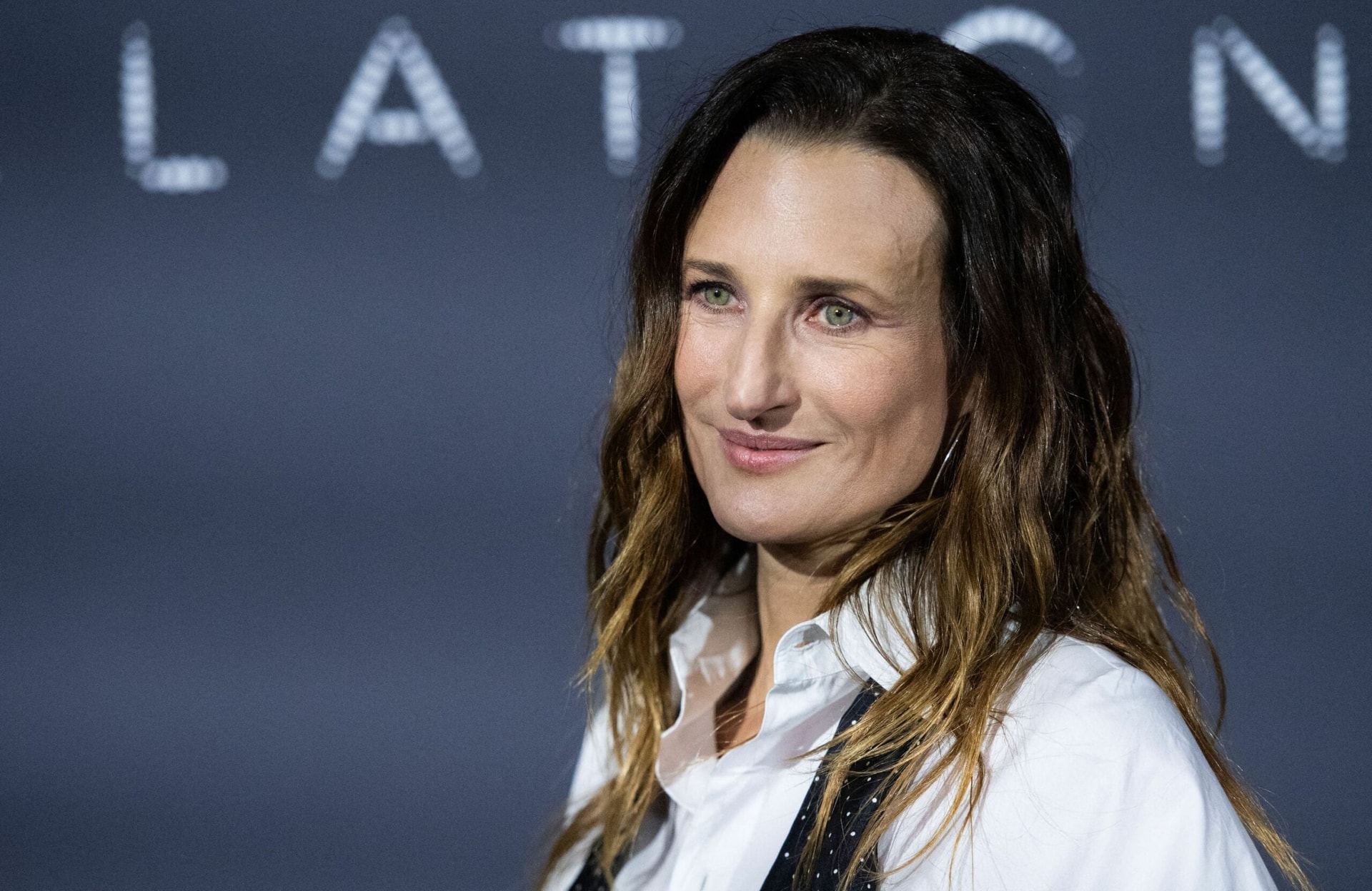Camille Cottin détourne la cravate et en fait un accessoire féminin élégant