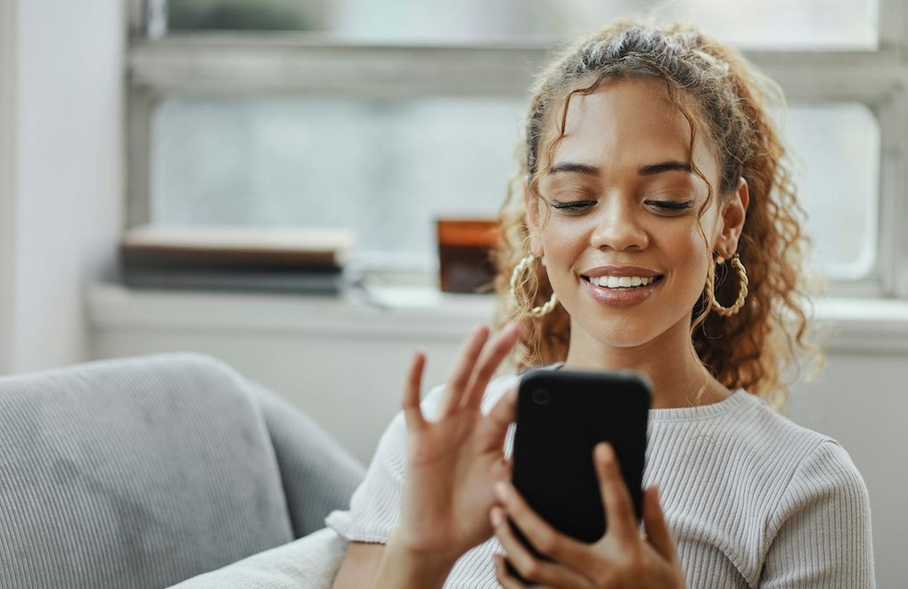 Combien de temps faut-il passer au téléphone avec un ami pour être heureux ? Un expert a la réponse