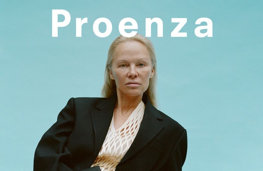 Égérie Proenza Schouler, Pamela Anderson pose sans maquillage pour sa nouvelle campagne