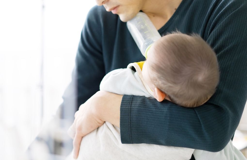 En quoi consiste le congé de naissance annoncé par Emmanuel Macron pour remplacer le congé parental ?