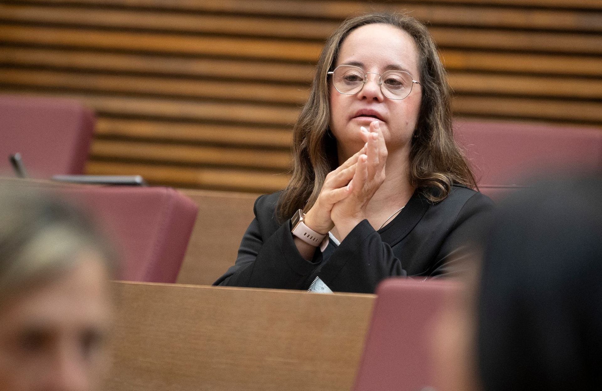 Espagne : Mar Galcerán, la première députée porteuse de trisomie 21 élue au Parlement