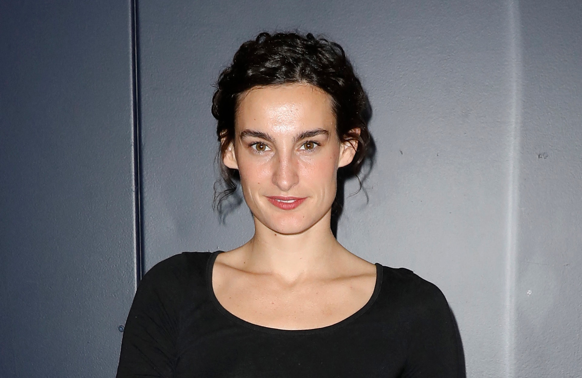 La fille d’Ines de la Fressange, Nine d’Urso, impressionne dans un look façon déesse grecque à la première de « Cristóbal Balenciaga »
