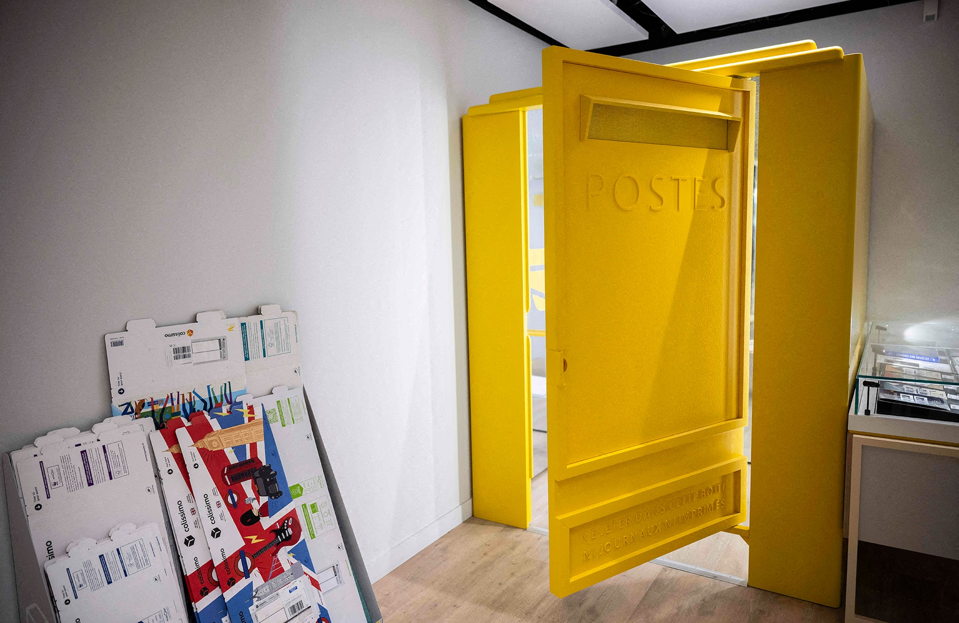 La Poste ouvre des cabines d’essayage en forme de boîte aux lettres dans ses bureaux