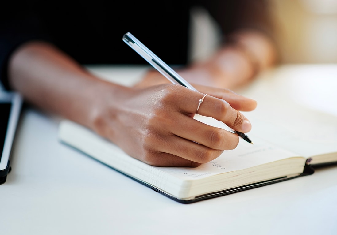 Journal de gratitude : apprendre à valoriser ses pensées positives à l’aide d’un carnet