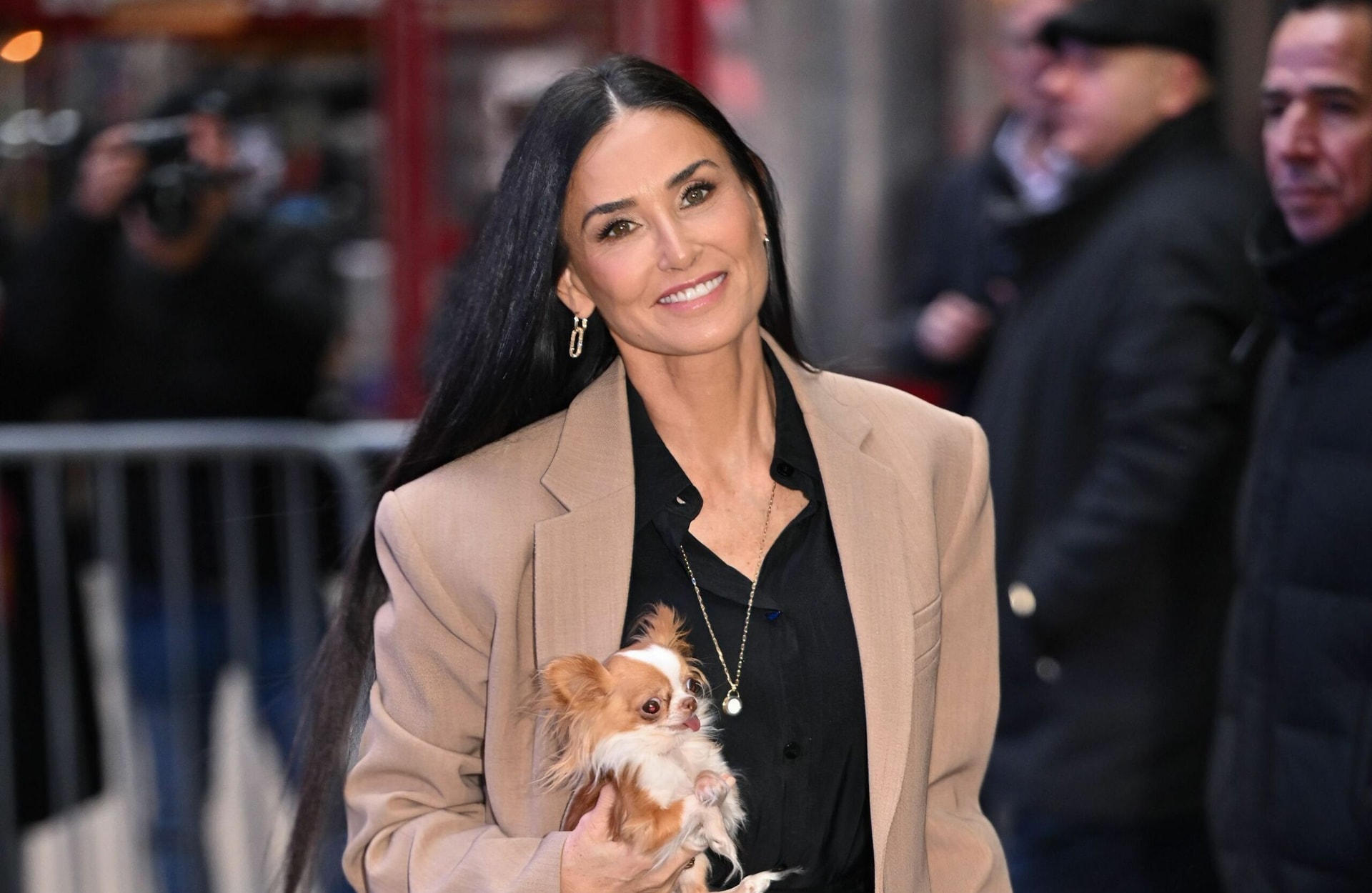Demi Moore réhabilite les bottes blanches et prouve qu’elles peuvent être élégantes