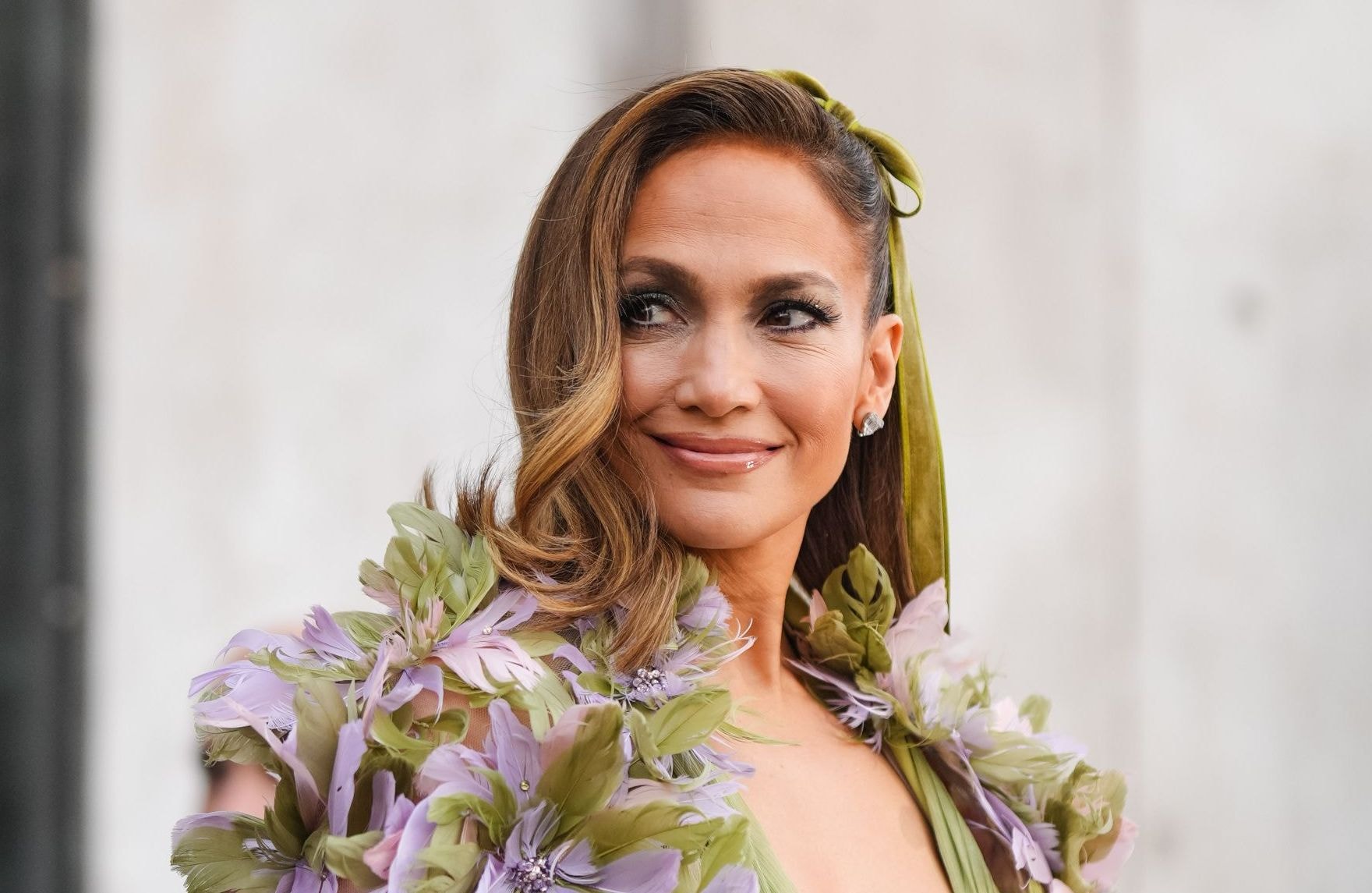 En veste en fausse fourrure et baggy, JLo adopte les deux grosses tendances de la saison