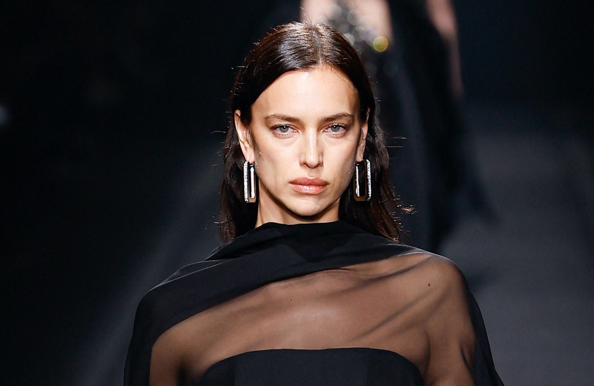 Irina Shayk prend le risque de mixer les imprimés animaliers, et ça paye