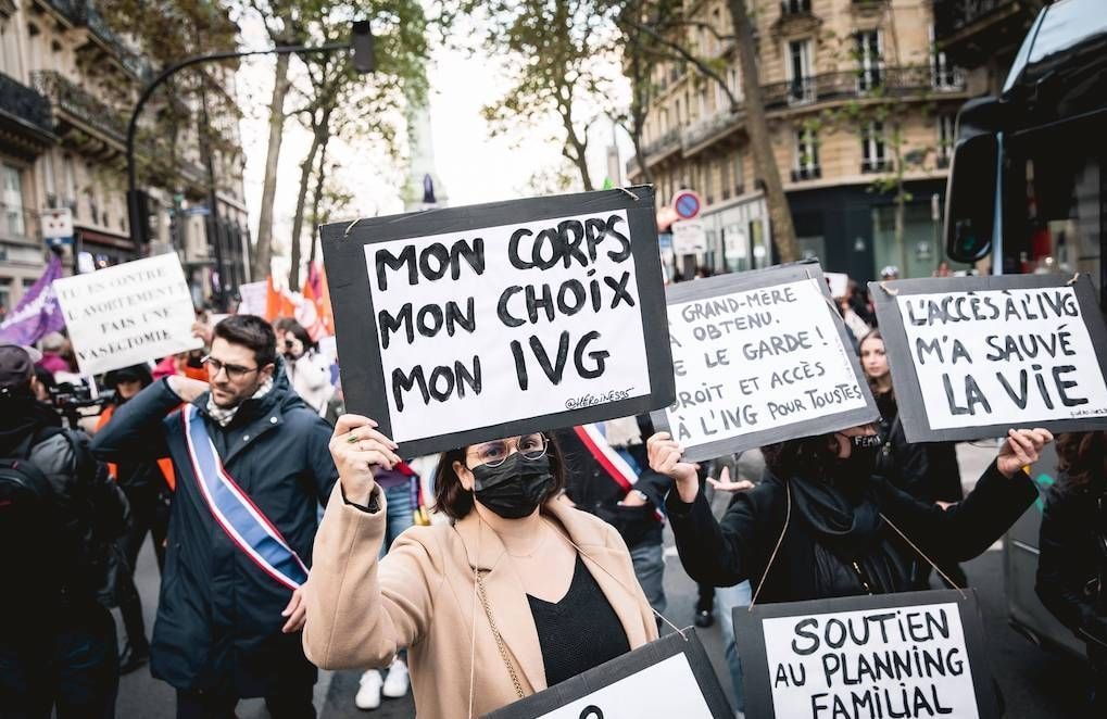 IVG dans la Constitution : près de 30 000 personnes interpellent Gérard Larcher dans une tribune