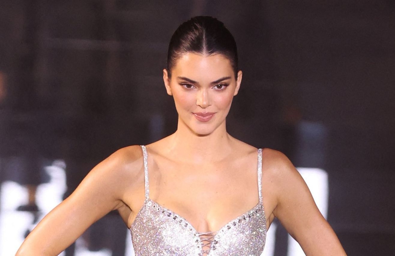 Kendall Jenner remet cette coupe de jean décriée au goût du jour