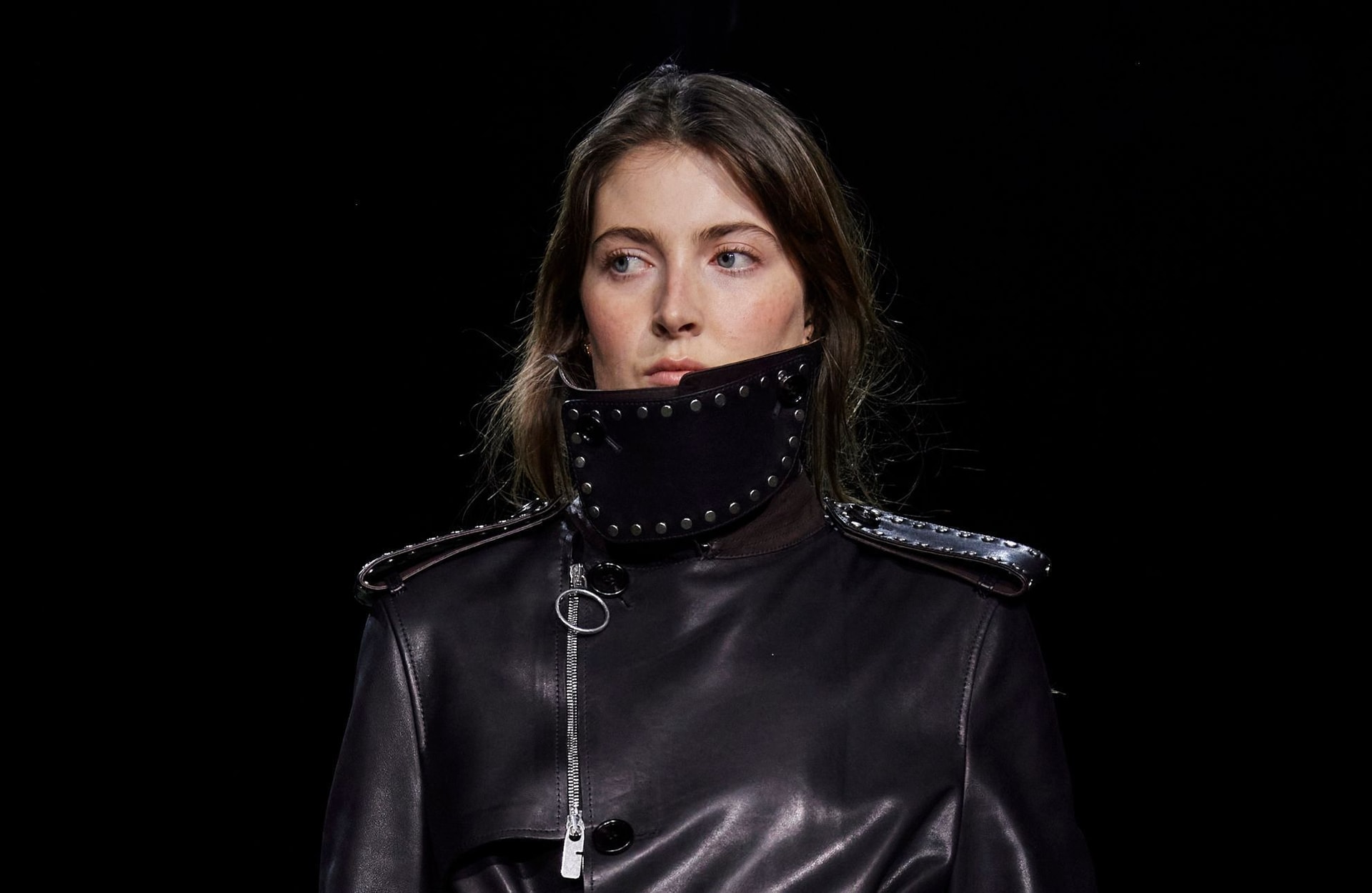 La fille de cette créatrice de mode adorée fait sensation en clôturant le défilé Burberry
