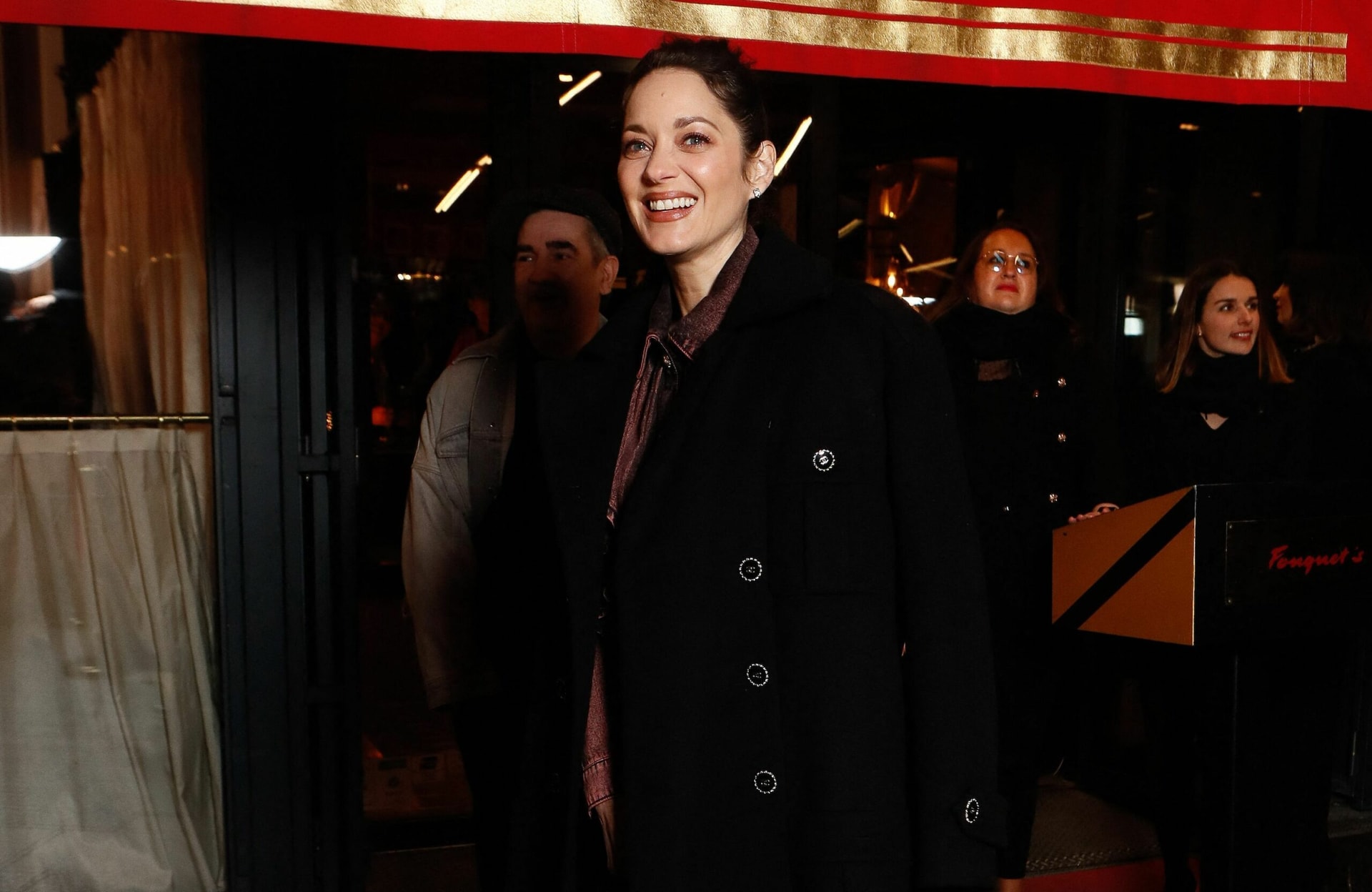 Marion Cotillard étonne avec son look en denim coloré au dîner des nommés des César 2024