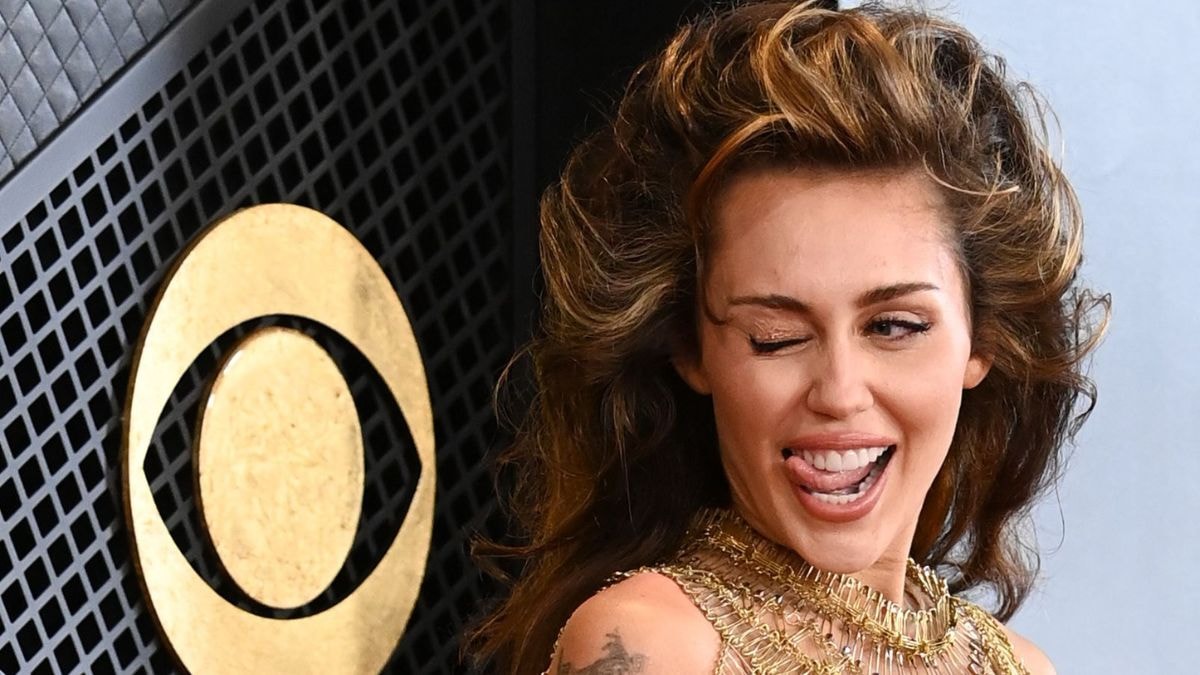 Miley Cyrus : elle fait sensation en robe transparente sur le tapis rouge des Grammy Awards