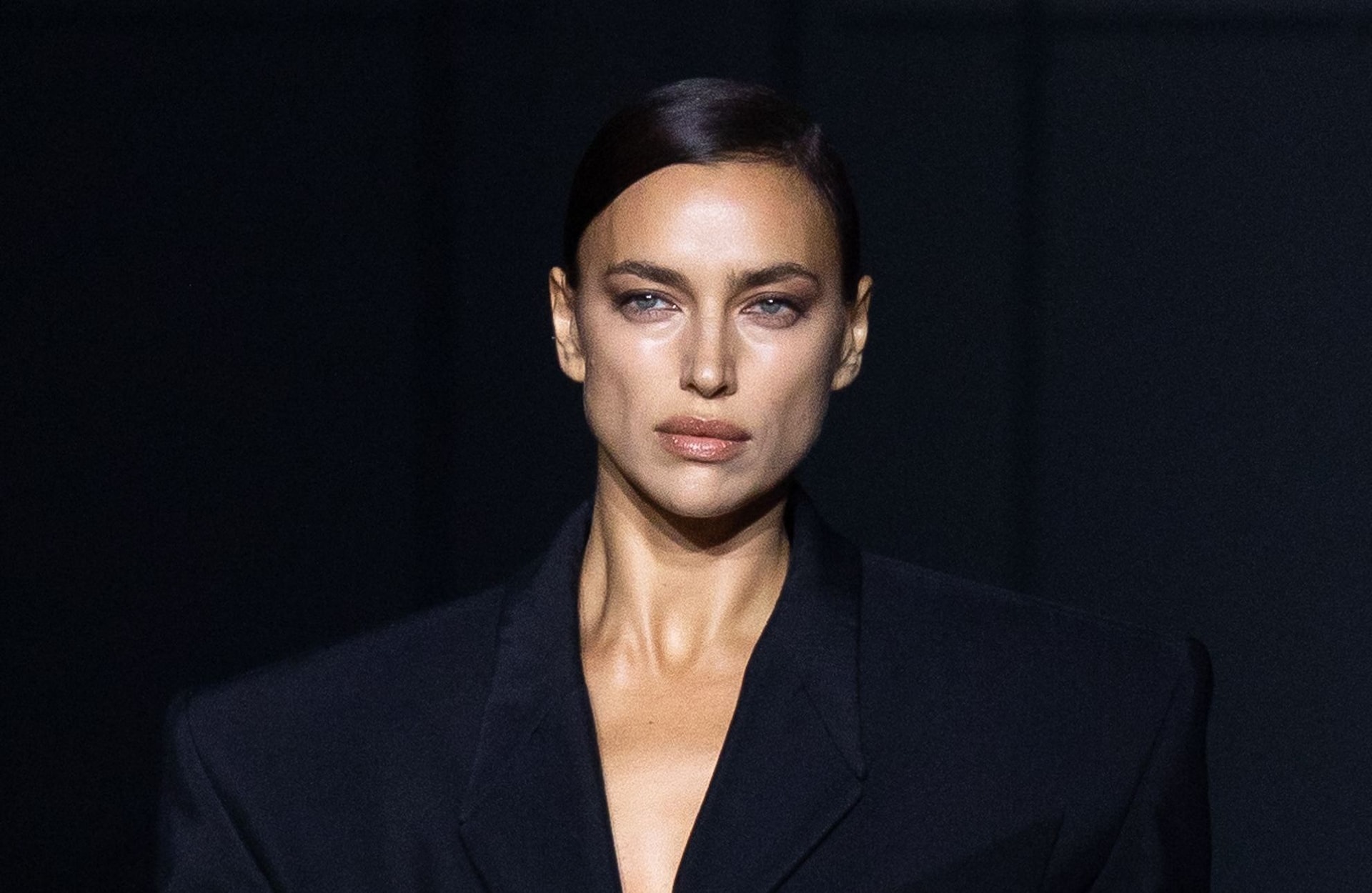 Plutôt que le léopard, Irina Shayk mise sur cet autre imprimé animalier pour élever ses looks