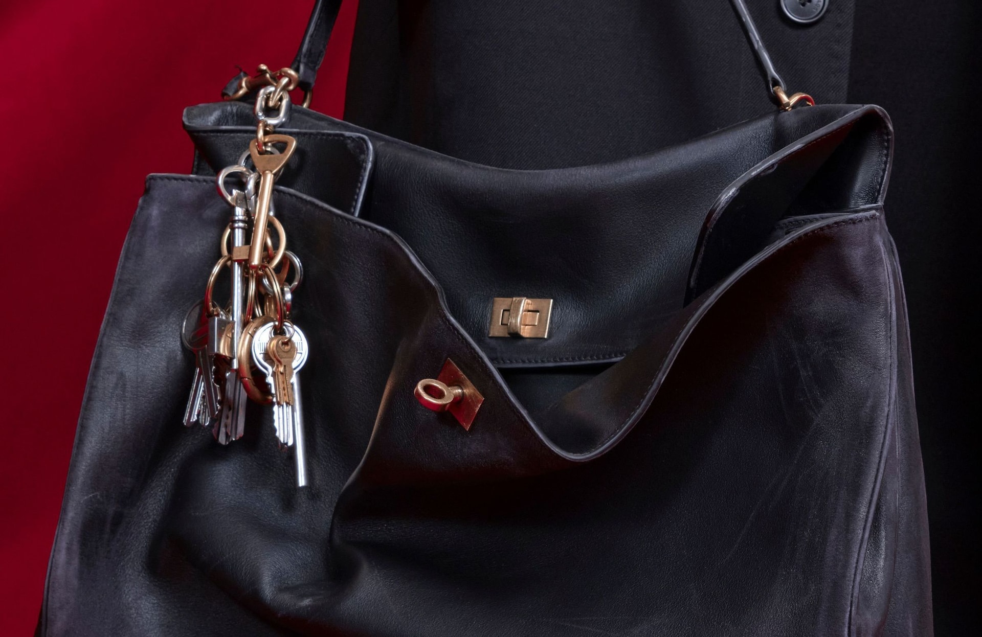 Pourquoi il ne faut plus fermer son sac à main pour être tendance