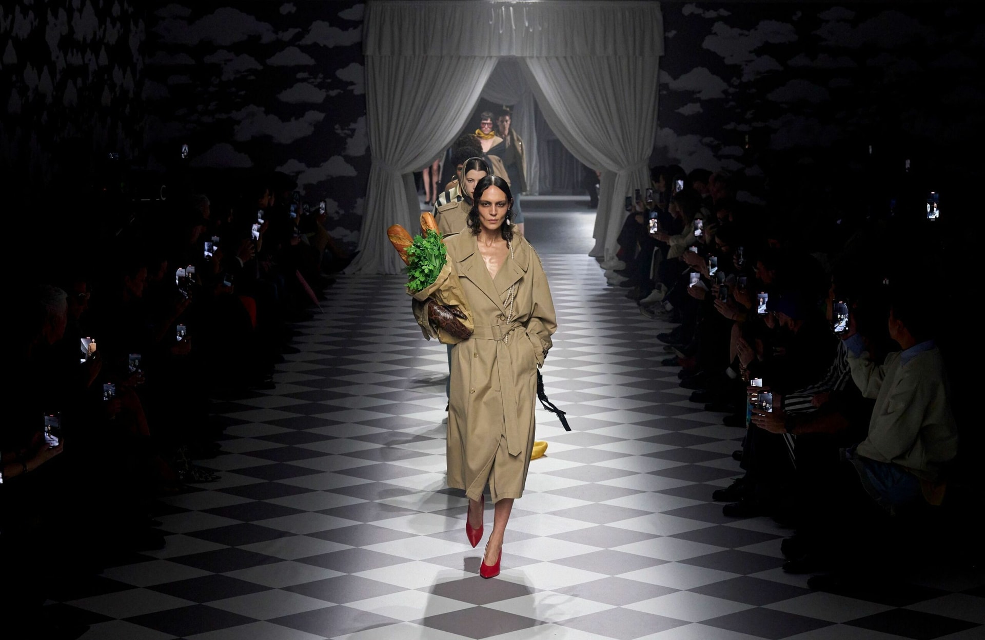 Que retenir du premier défilé d’Adrian Appiolaza pour Moschino ?