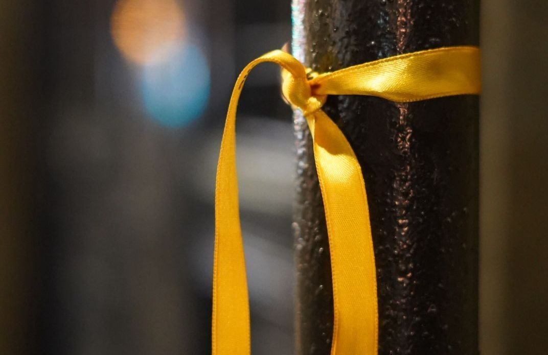 Hommage aux victimes du 7 octobre : que signifient ces rubans jaunes dans les villes françaises (et aperçus aux Grammys) ?