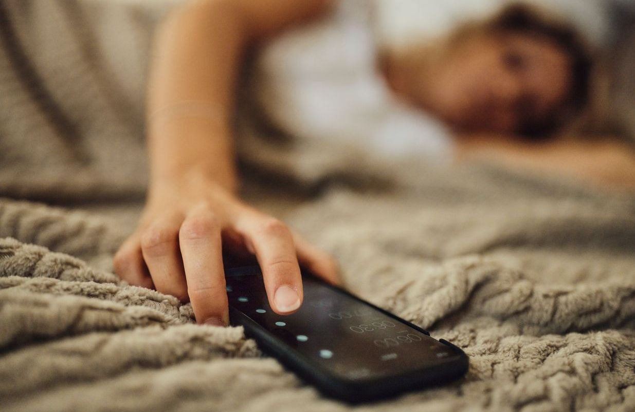 Sommeil : pourquoi est-il déconseillé de se réveiller avec l’alarme de son téléphone ?