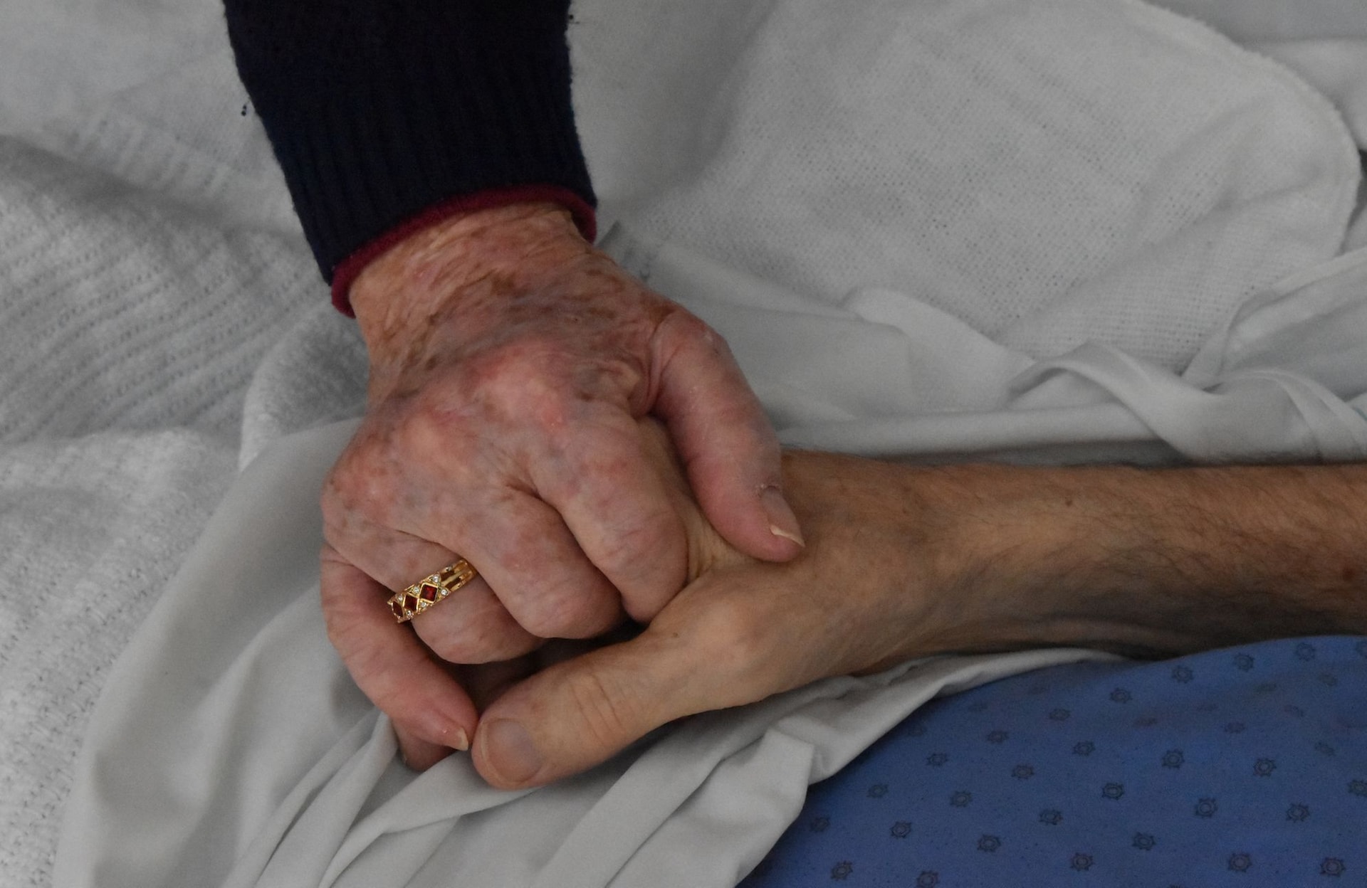 Un ancien Premier ministre néerlandais a recours à une « euthanasie en duo » avec sa femme